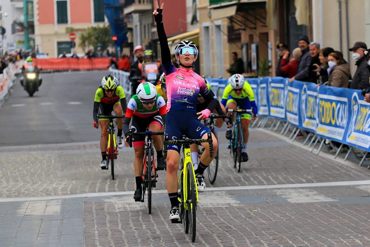 Another victory for the junior Francesca Pellegrini. Among the elite double seventh place of Chiara Consonni in the Netherlands